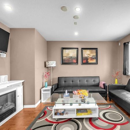 52-3 Bed Suite On Lake Central Ac By Airport YYC Kültér fotó