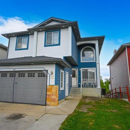 52-3 Bed Suite On Lake Central Ac By Airport YYC Kültér fotó