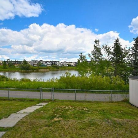 52-3 Bed Suite On Lake Central Ac By Airport YYC Kültér fotó