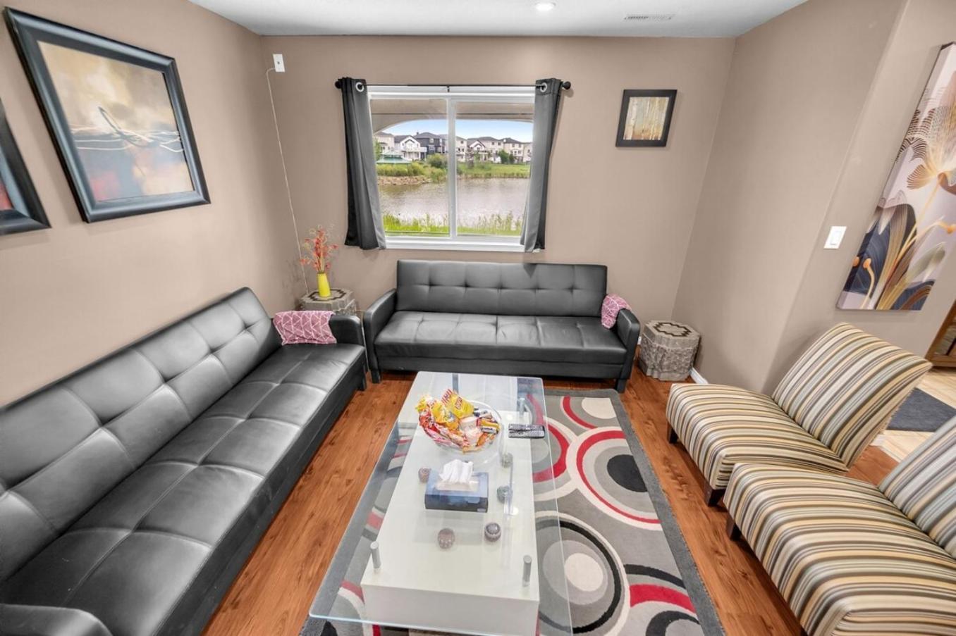 52-3 Bed Suite On Lake Central Ac By Airport YYC Kültér fotó