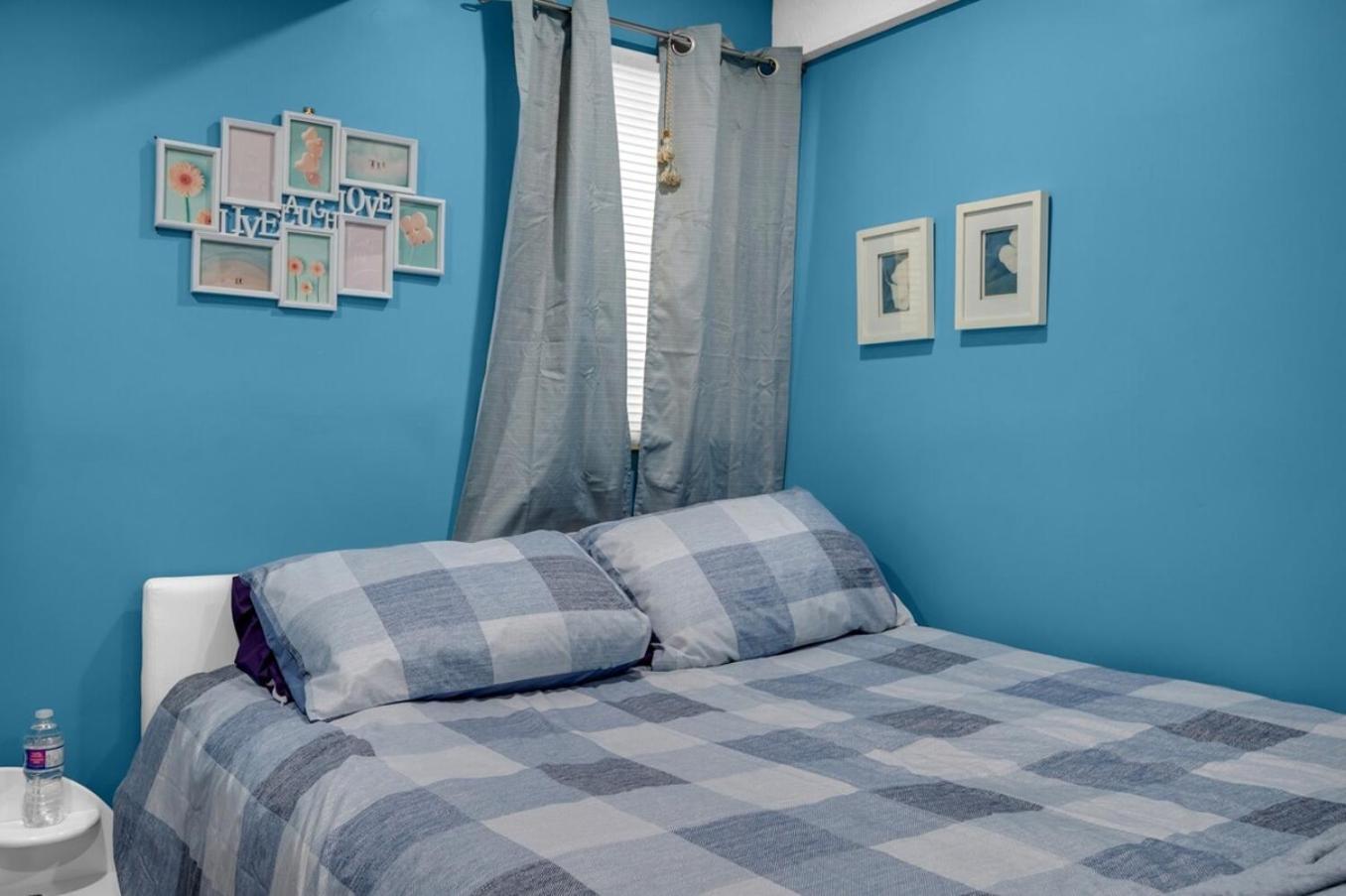 52-3 Bed Suite On Lake Central Ac By Airport YYC Kültér fotó