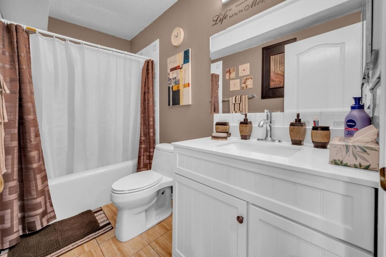 52-3 Bed Suite On Lake Central Ac By Airport YYC Kültér fotó