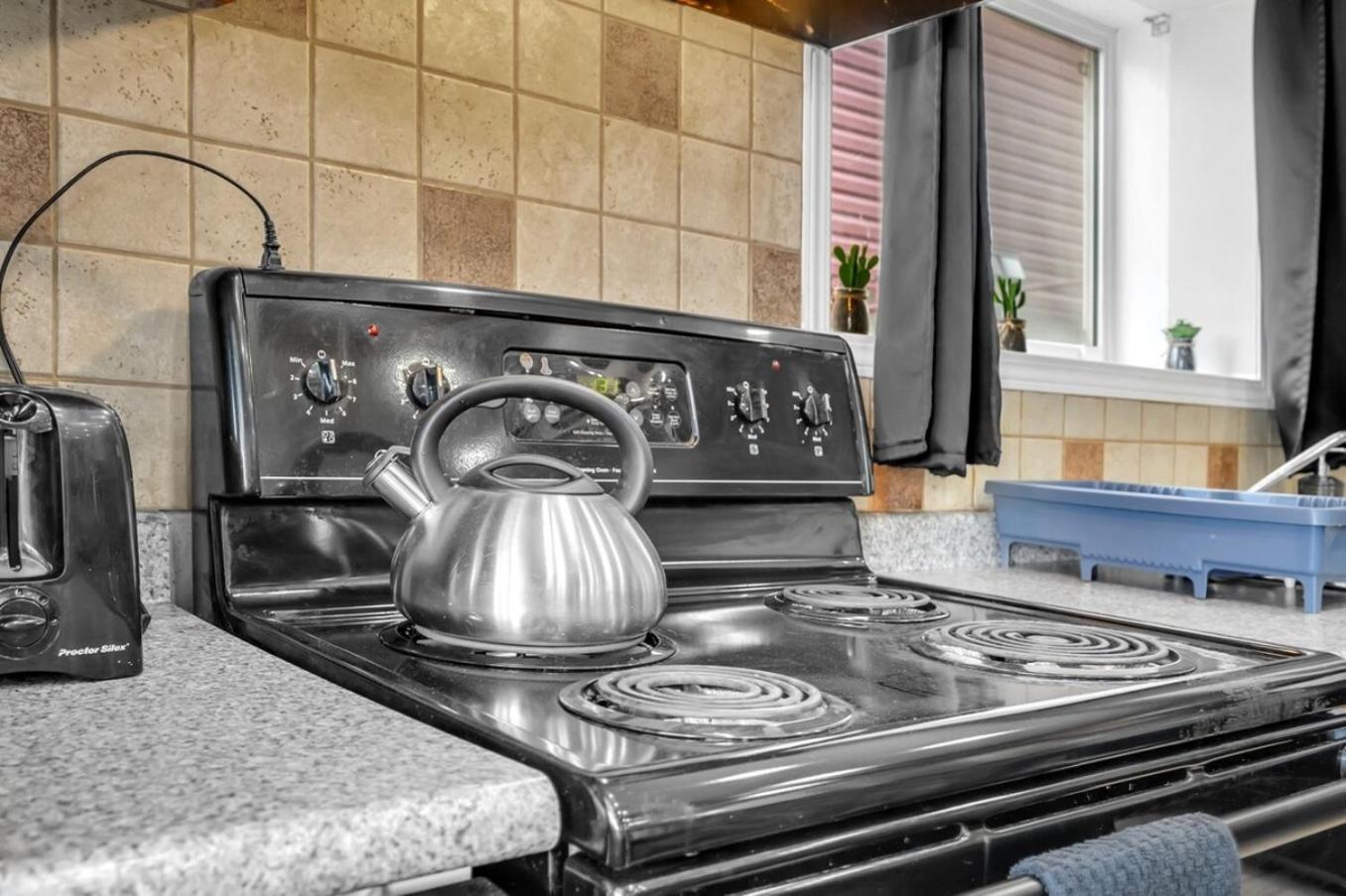 52-3 Bed Suite On Lake Central Ac By Airport YYC Kültér fotó