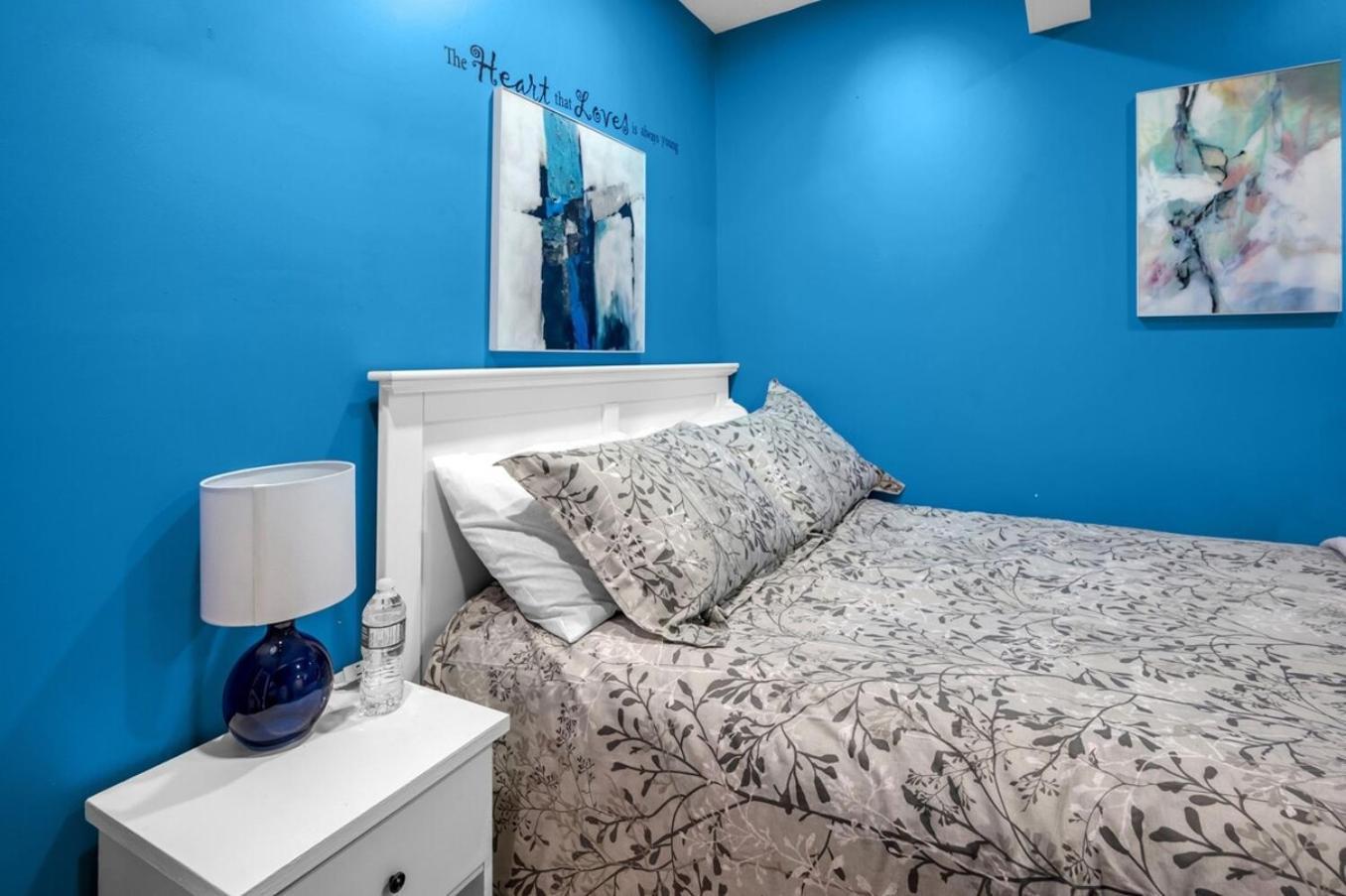 52-3 Bed Suite On Lake Central Ac By Airport YYC Kültér fotó