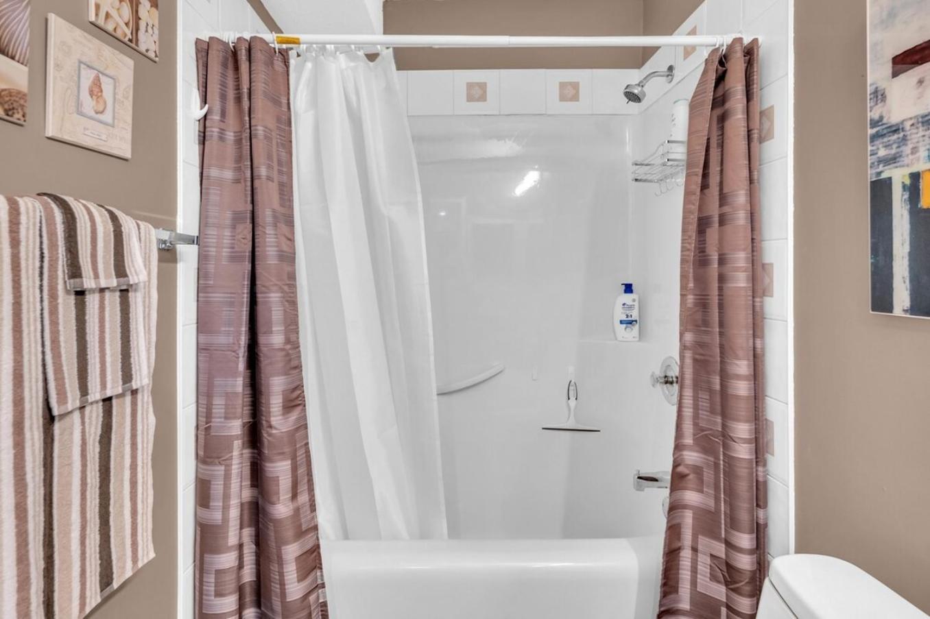 52-3 Bed Suite On Lake Central Ac By Airport YYC Kültér fotó