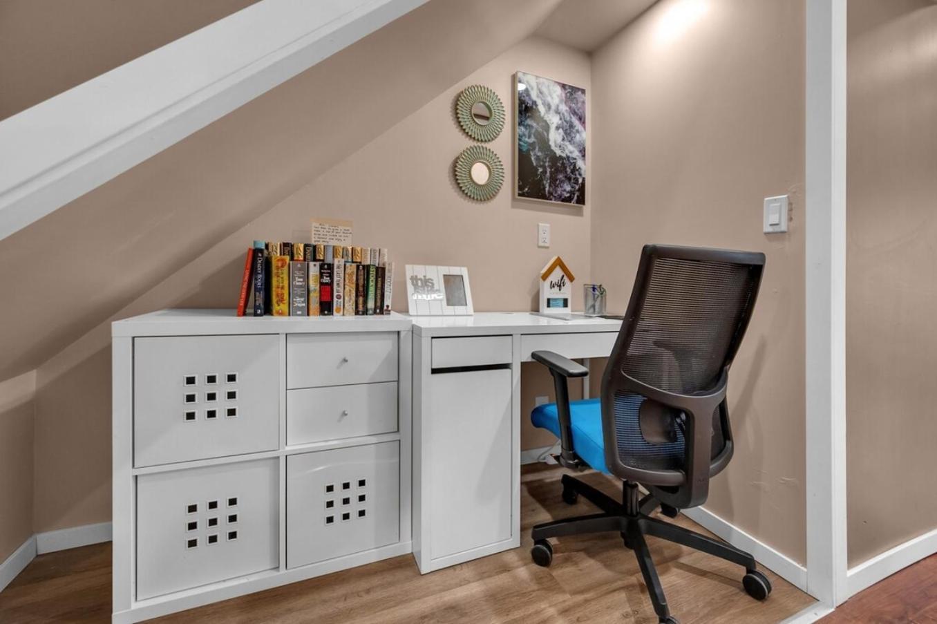 52-3 Bed Suite On Lake Central Ac By Airport YYC Kültér fotó