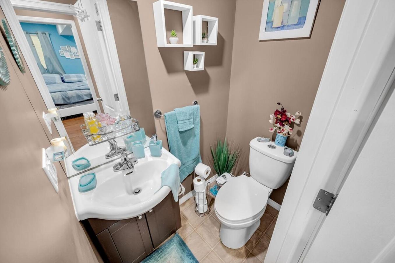 52-3 Bed Suite On Lake Central Ac By Airport YYC Kültér fotó