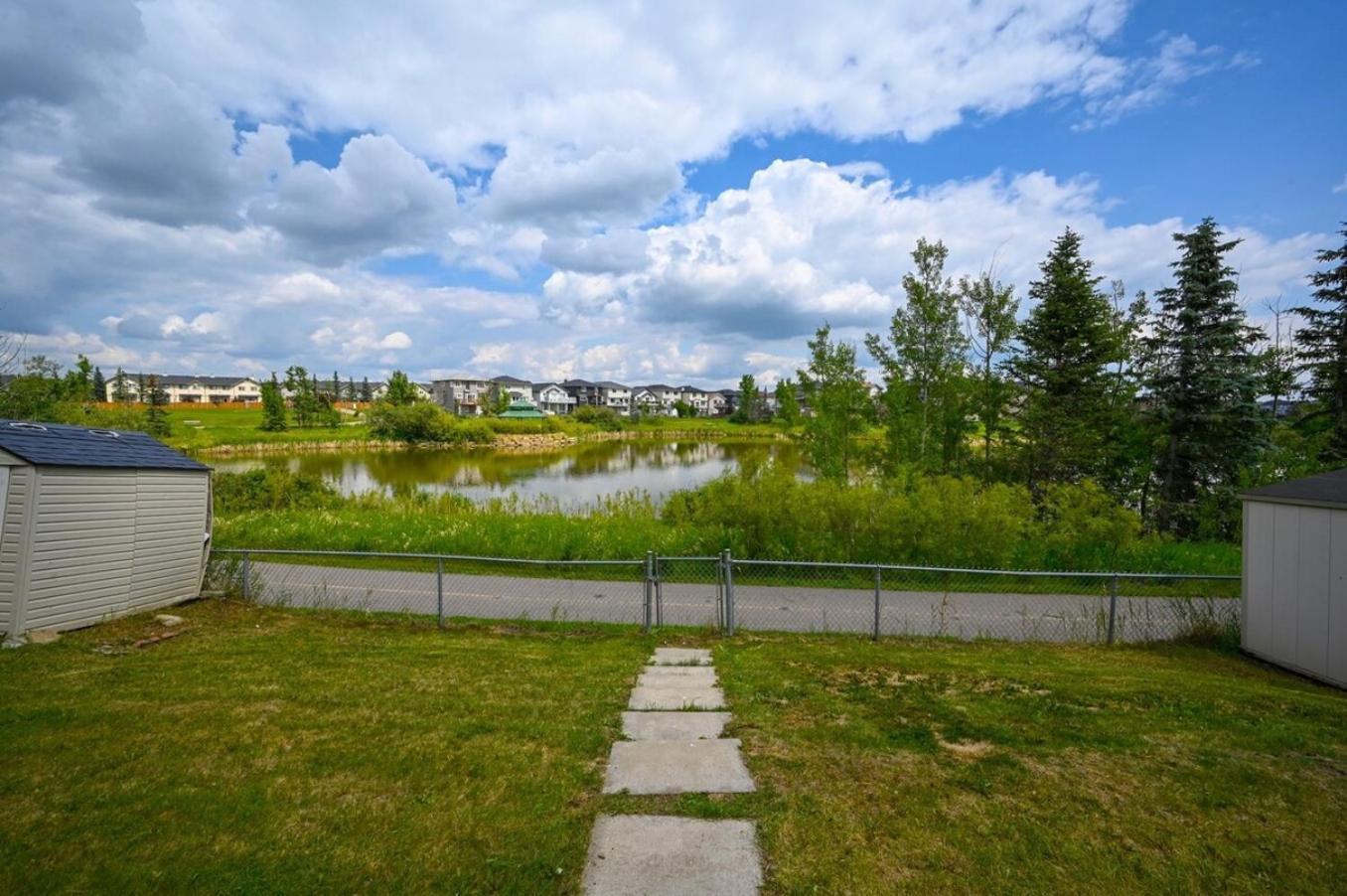 52-3 Bed Suite On Lake Central Ac By Airport YYC Kültér fotó