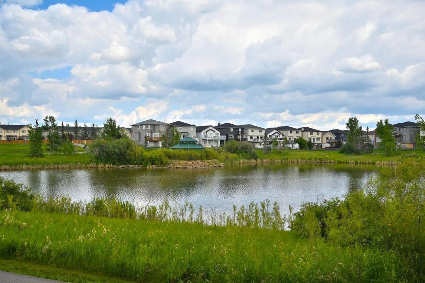 52-3 Bed Suite On Lake Central Ac By Airport YYC Kültér fotó