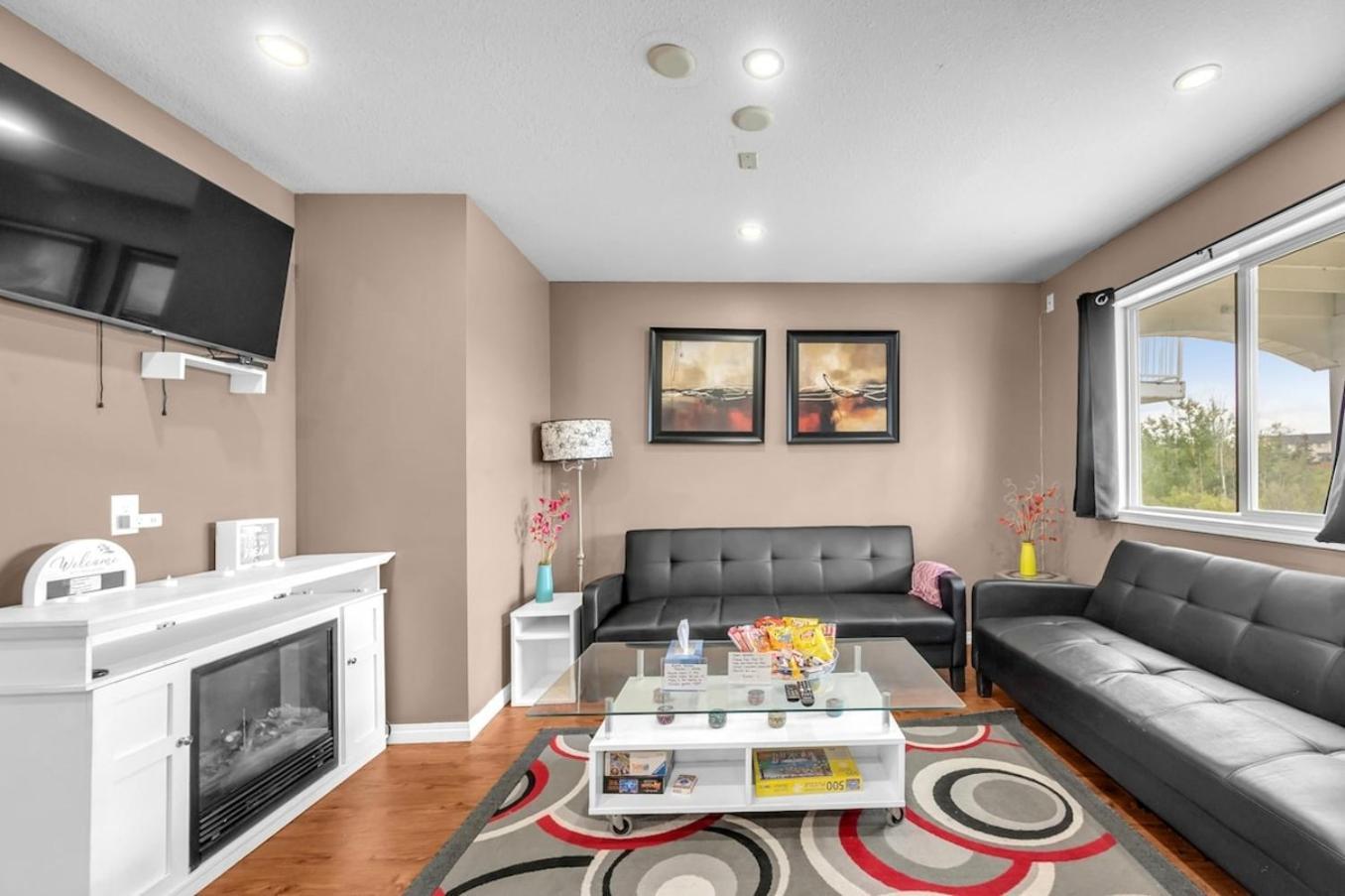 52-3 Bed Suite On Lake Central Ac By Airport YYC Kültér fotó