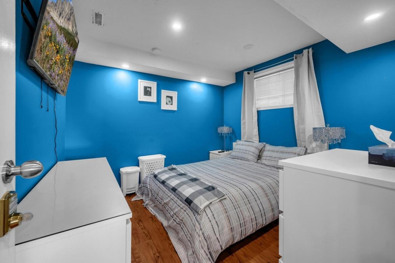 52-3 Bed Suite On Lake Central Ac By Airport YYC Kültér fotó