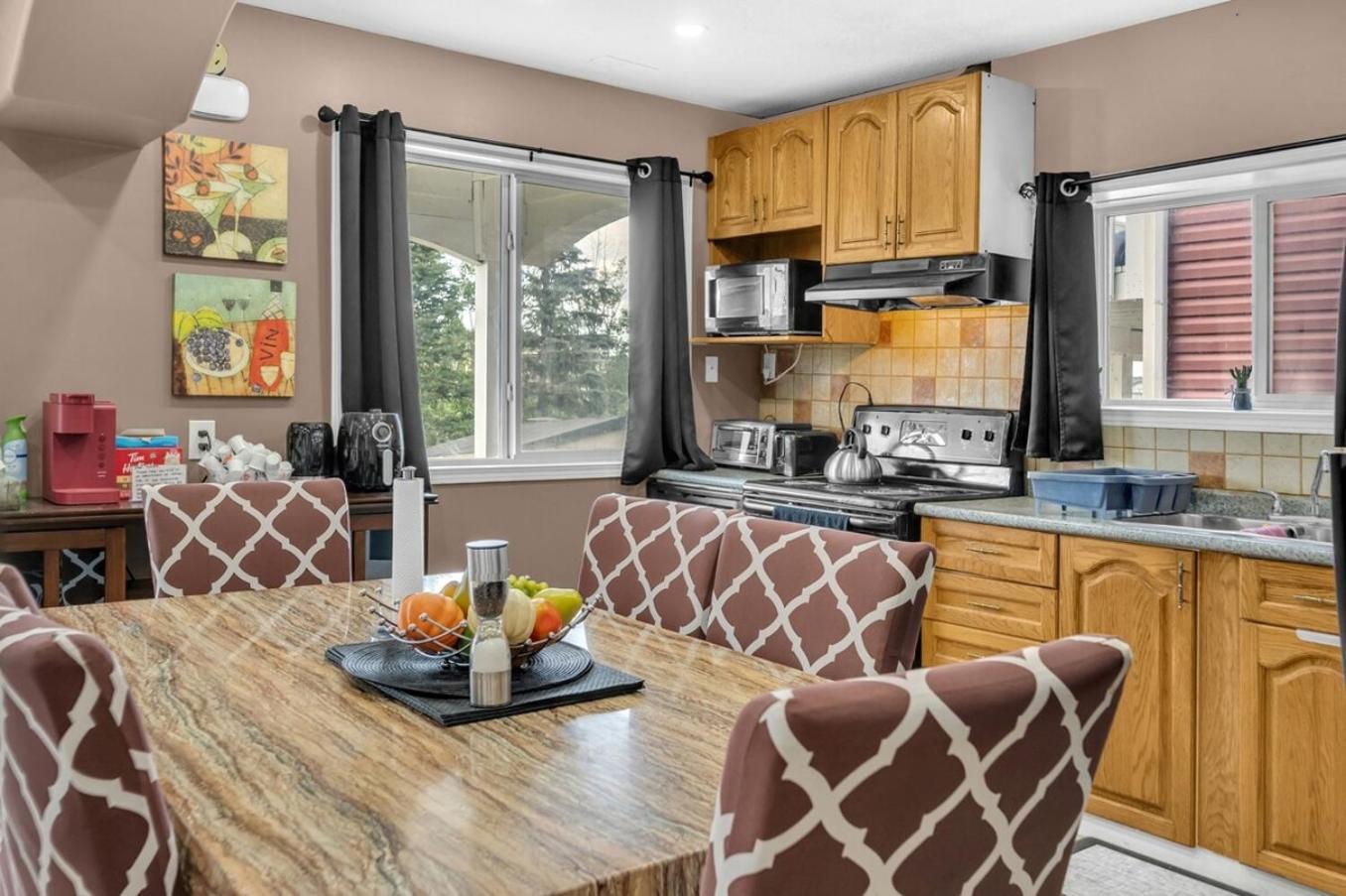 52-3 Bed Suite On Lake Central Ac By Airport YYC Kültér fotó