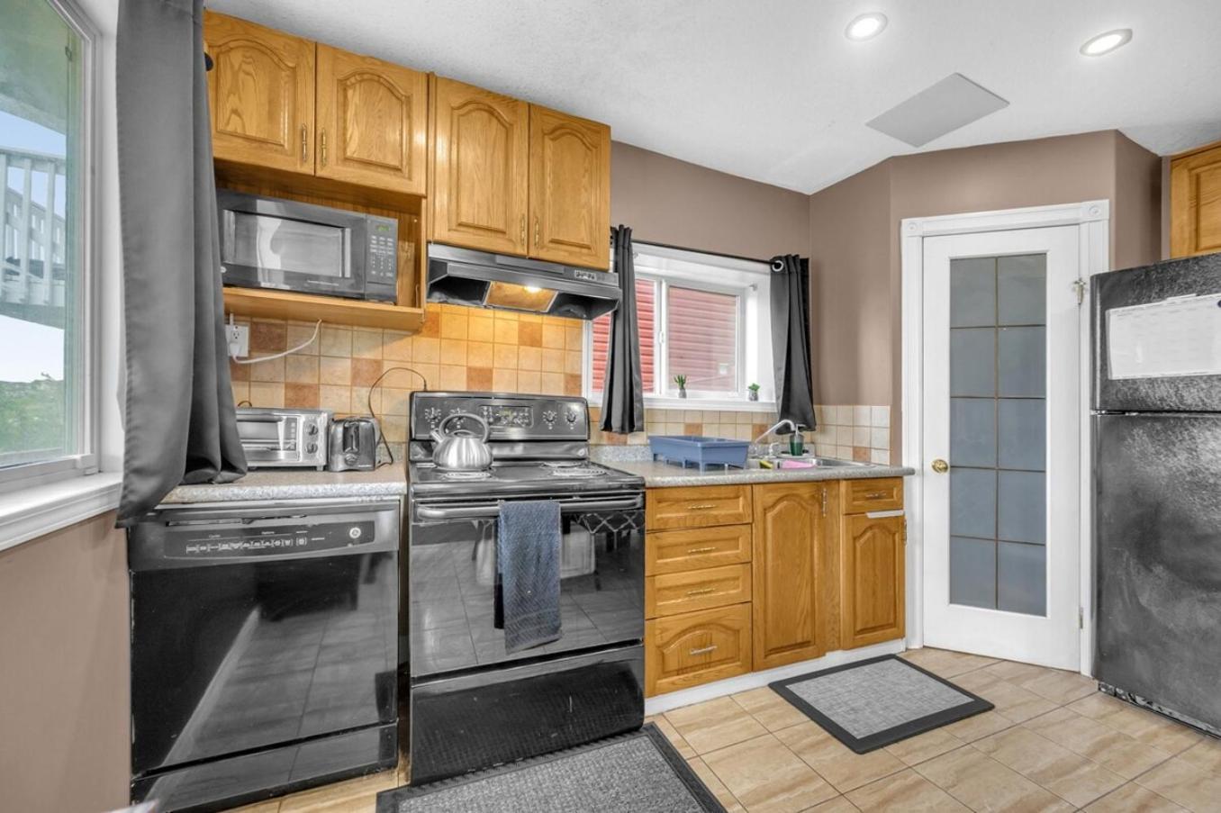52-3 Bed Suite On Lake Central Ac By Airport YYC Kültér fotó