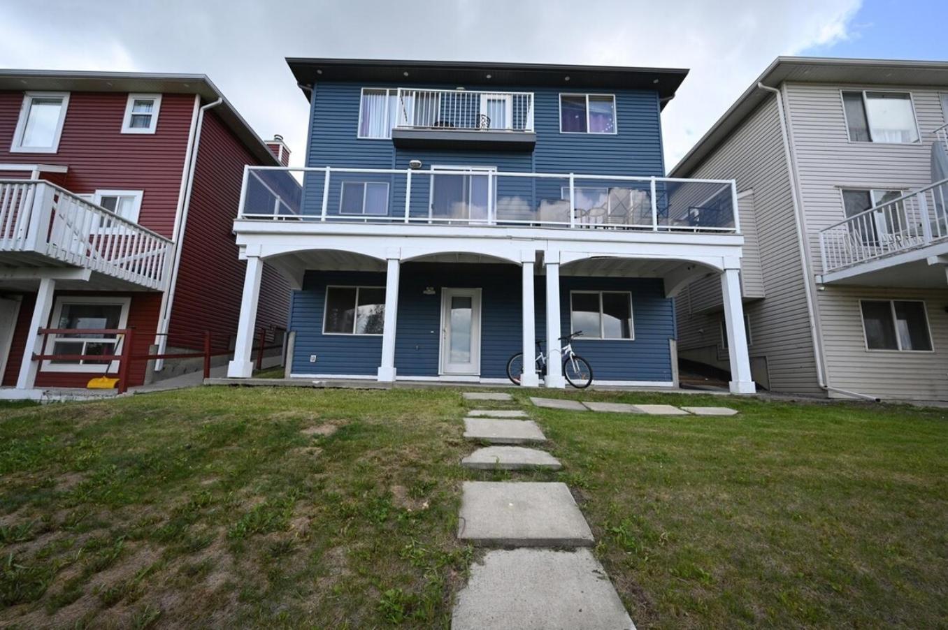 52-3 Bed Suite On Lake Central Ac By Airport YYC Kültér fotó